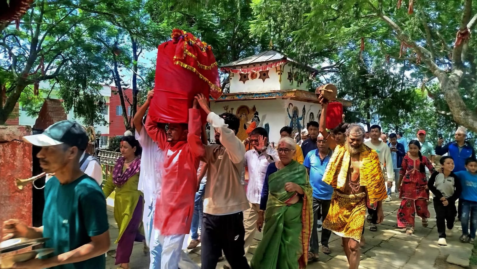 सरकारी पूजा सामग्री (पेटारो) सहितको टोली डाेटीबाट बडीमालिका प्रस्थान